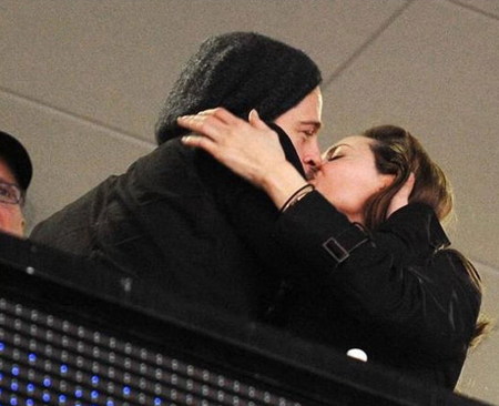 Angelina Jolie et Brad Pitt s'embrassent en public pour démentir les rumeurs de séparation