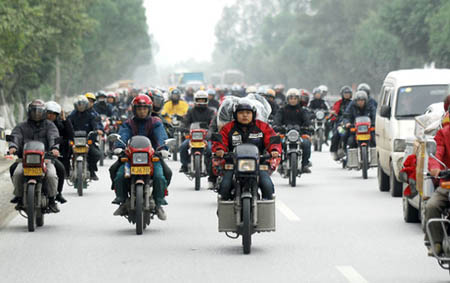 100 000 travailleurs migrants rentrent en moto chez eux 