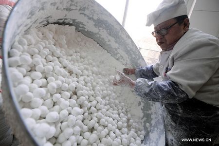 Chine : fabrication de Yuanxiao pour la fête des Lanternes