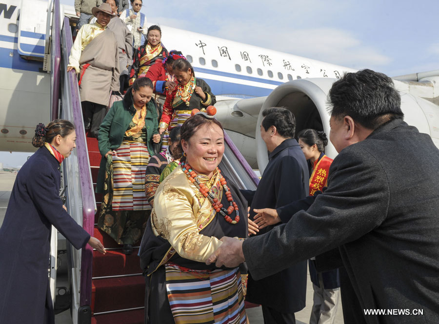 Des délégués de la région autonome du Tibet au 18e Congrès national du Parti communiste chinois (PCC) arrivent à Beijing, capitale chinoise, le 5 novembre 2012. Le 18e Congrès national du PCC s'ouvre ce jeudi à Beijing. (Photo : Xie Huanchi)