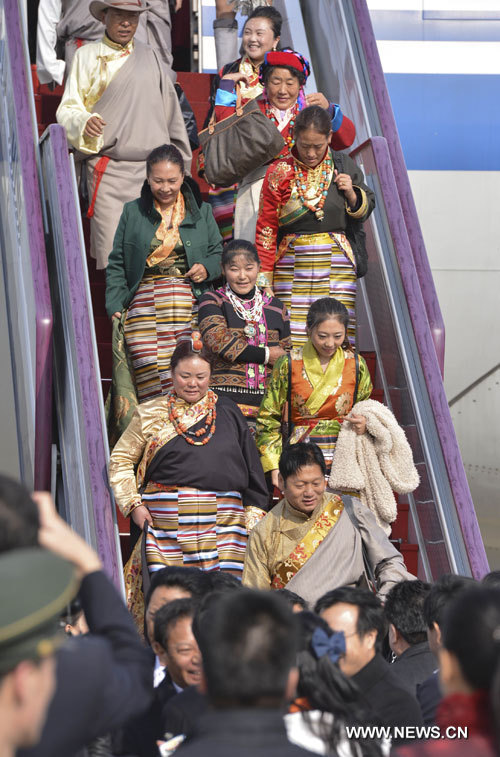 Des délégués de la région autonome du Tibet au 18e Congrès national du Parti communiste chinois (PCC) arrivent à Beijing, capitale chinoise, le 5 novembre 2012. Le 18e Congrès national du PCC s'ouvre ce jeudi à Beijing. (Photo : Wang Ye)