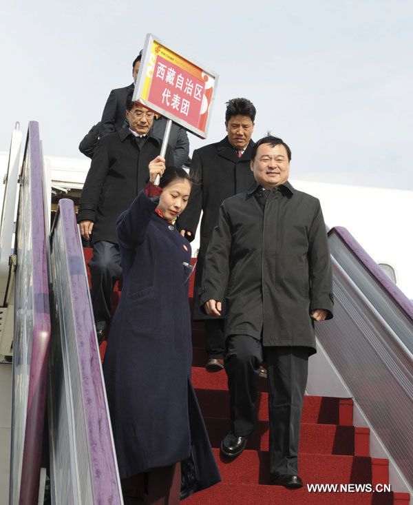 Hao Peng (à droite, au 1er plan), délégué de la région autonome du Tibet au 18e Congrès national du Parti communiste chinois (PCC) arrive à Beijing, capitale chinoise, le 5 novembre 2012. Le 18e Congrès national du PCC s'ouvre ce jeudi à Beijing. (Photo : Xie Huanchi)