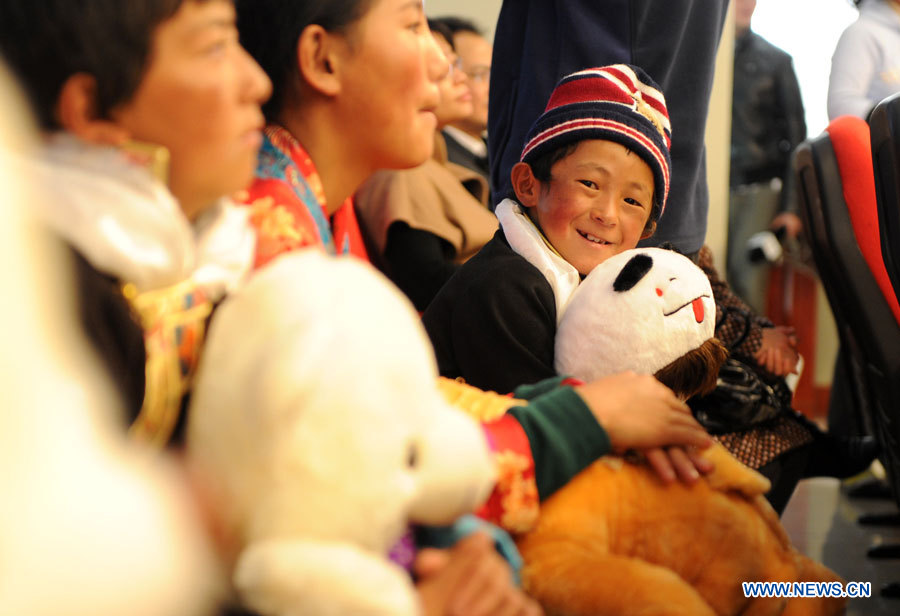 Un garçon tibétain, qui souffre d'une maladie cardiaque congénitale (MCC), reçoit un panda en peluche à son arrivée à Hefei, capitale de la province de l'Anhui (est), le 5 novembre 2012. Un total de 22 enfants tibétains atteints de cardiopathie congénitale sont arrivés lundi à Hefei pour recevoir des traitements médicaux gratuits. 