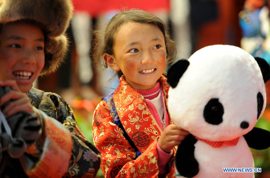 Une fillette tibétaine, qui souffre d'une maladie cardiaque congénitale (MCC), reçoit un panda en peluche à son arrivée à Hefei, capitale de la province de l'Anhui (est), le 5 novembre 2012. Un total de 22 enfants tibétains atteints de cardiopathie congénitale sont arrivés lundi à Hefei pour recevoir des traitements médicaux gratuits. (Photo : Liu Junxi)