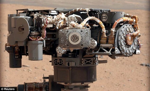 Le robot Curiosity pose pour une photo souvenir sur Mars (9)