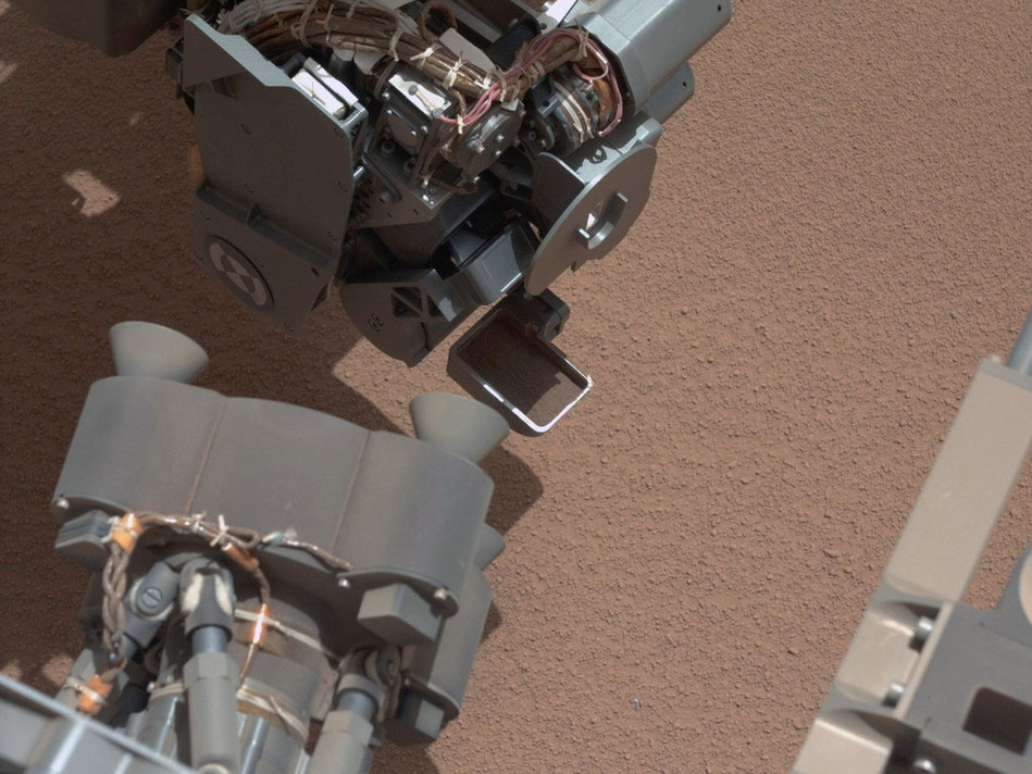 Le robot Curiosity pose pour une photo souvenir sur Mars (8)