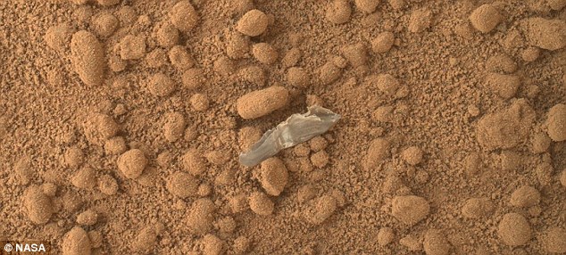 Le robot Curiosity pose pour une photo souvenir sur Mars (7)