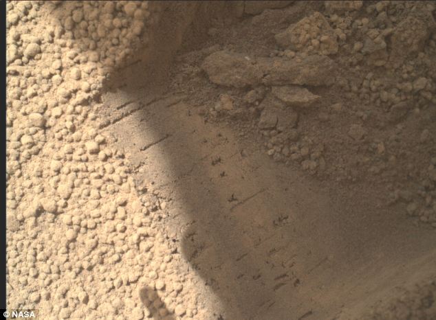 Le robot Curiosity pose pour une photo souvenir sur Mars (6)