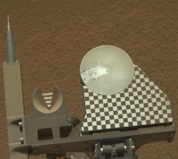 Le robot Curiosity pose pour une photo souvenir sur Mars (5)