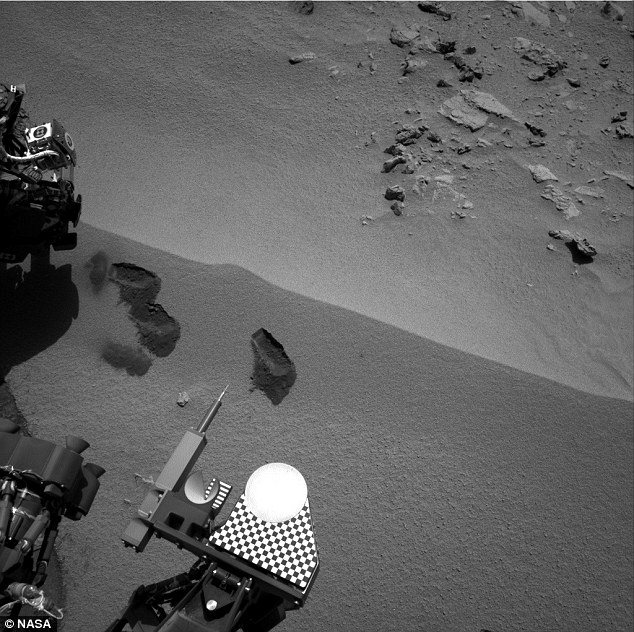 Le robot Curiosity pose pour une photo souvenir sur Mars (4)