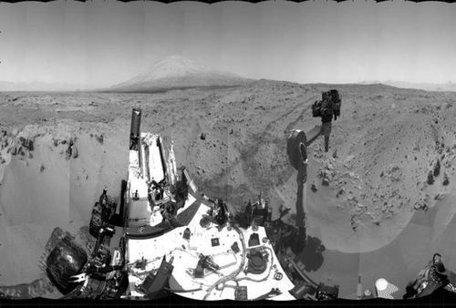 Le robot Curiosity pose pour une photo souvenir sur Mars (3)