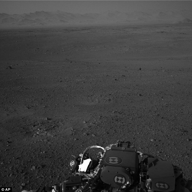 Le robot Curiosity pose pour une photo souvenir sur Mars (2)