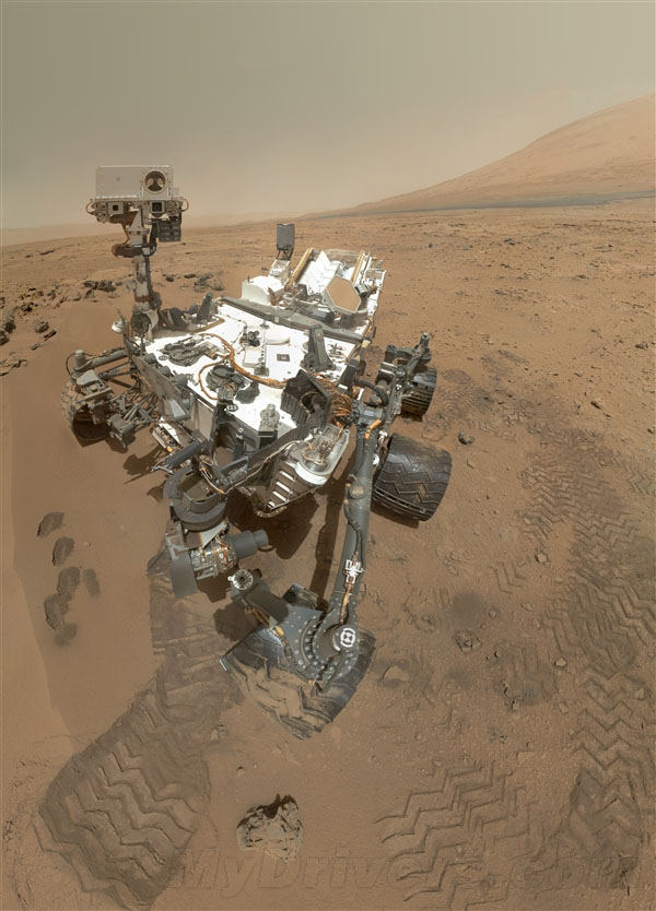 Le robot Curiosity pose pour une photo souvenir sur Mars