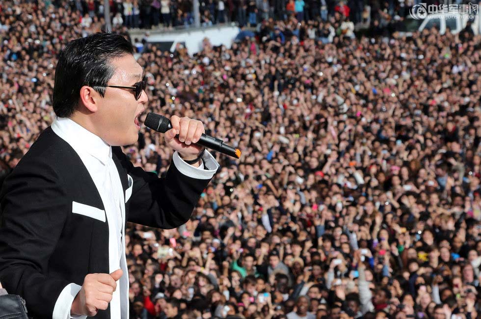 PSY danse son « Gangnam Style » à Paris (4)