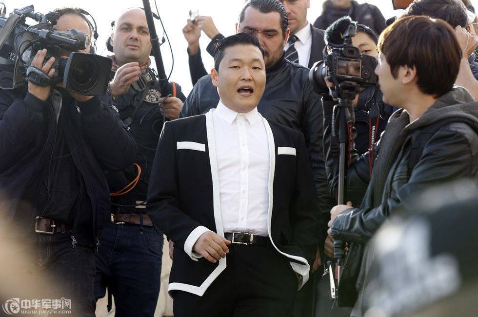 PSY danse son « Gangnam Style » à Paris (3)