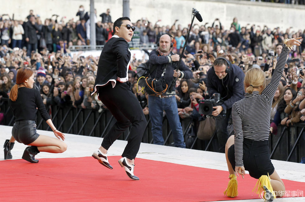 PSY danse son « Gangnam Style » à Paris