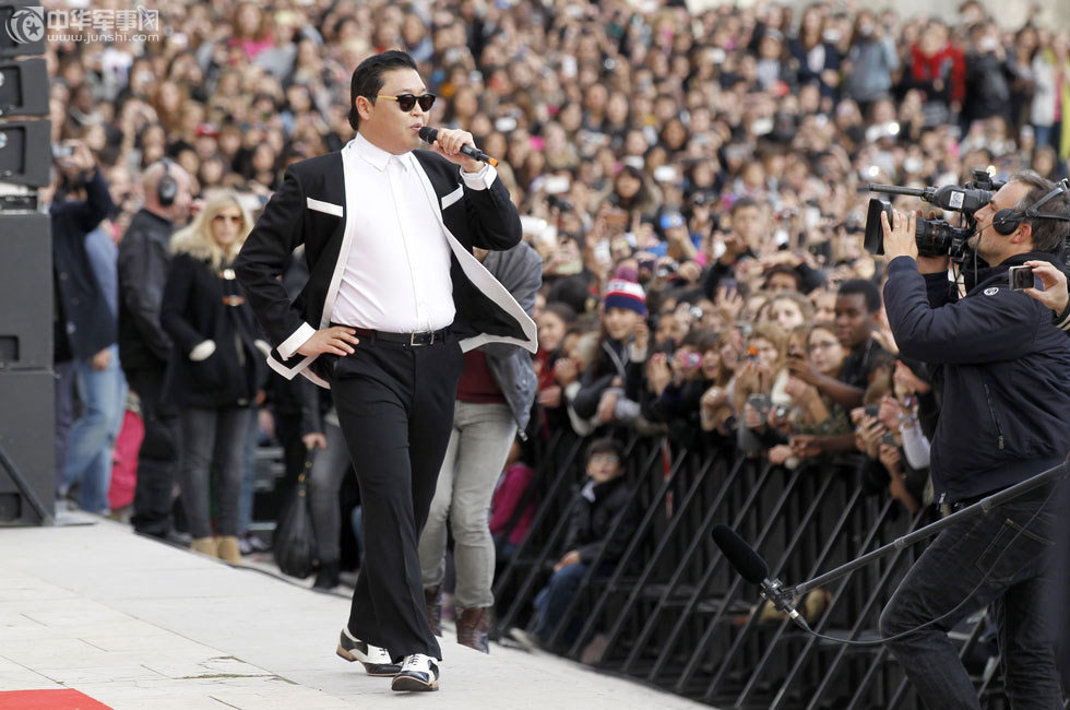 PSY danse son « Gangnam Style » à Paris (2)