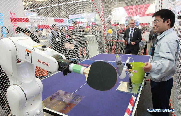 Un robot joue au ping-pong lors de la Foire internationale de l'industrie de Chine à Shanghai (est), le 6 novembre 2012. La foire de cinq jours, ouverte mardi, se déroule annuellement en novembre depuis 1999. 