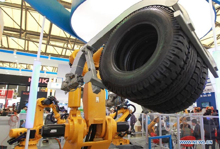 Un robot industriel transporte de gros équipements lors de la Foire internationale de l'industrie de Chine à Shanghai (est), le 6 novembre 2012. La foire de cinq jours, ouverte mardi, se déroule annuellement en novembre depuis 1999. 