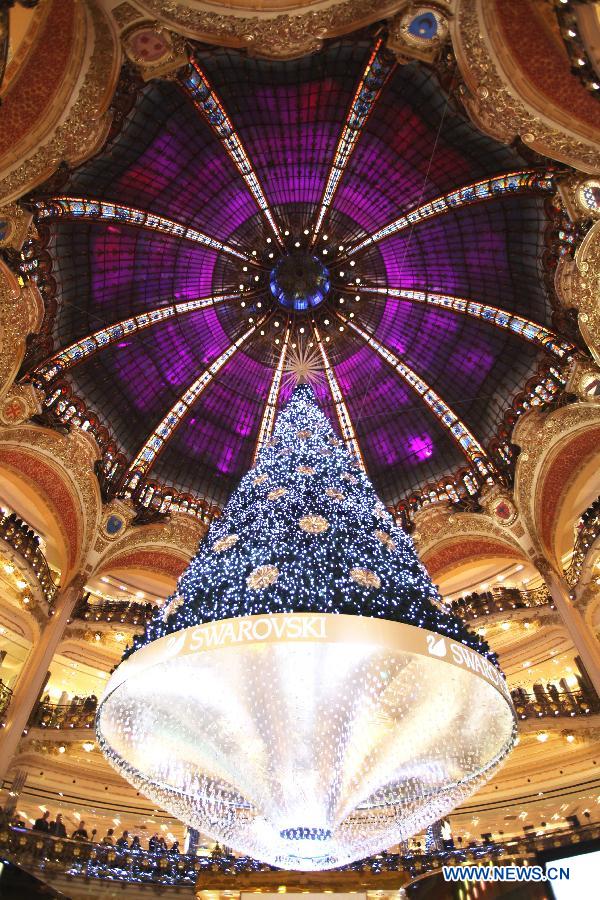 Un sapin de Noël décoré d'étoiles Swarovski en cristal facetté, sous la coupole des Galeries Lafayette, à Paris, le 6 novembre 2012.