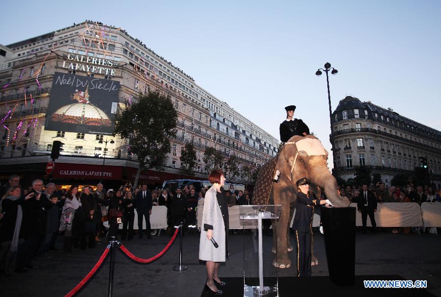 Le mannequin Loulou Robert pose sur un éléphant, lors de la cérémonie d'illuminations des Galeries Lafayette, à Paris, le 6 novembre 2012.