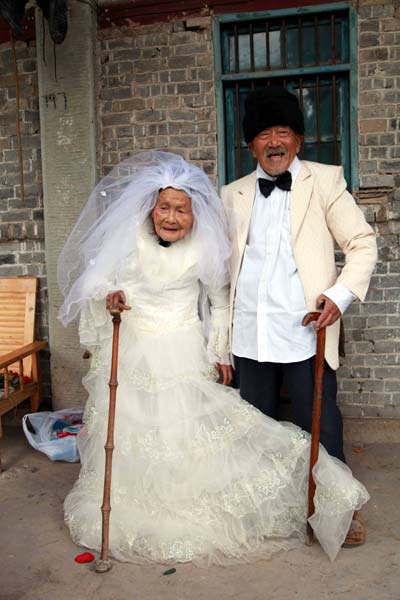 Il n'est jamais trop tard pour porter des vêtements de mariage… (2)