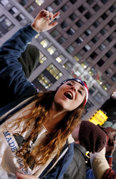 Les partisans du président américain Barack Obama jubilent à l'annonce de sa réélection, à New York, le 6 novembre 2012. (photo : Wu Jingdan)