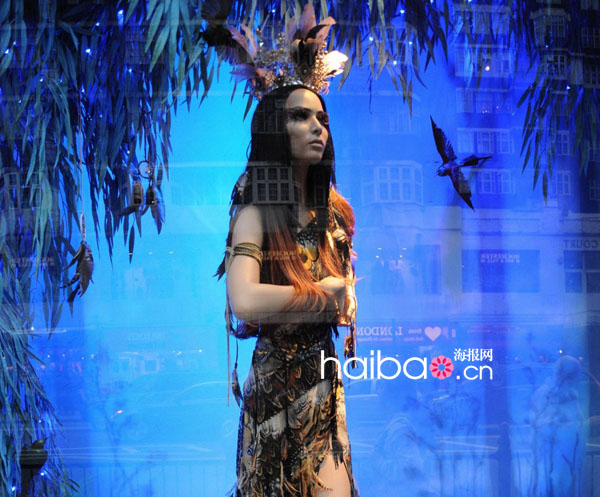 La princesse Pocahontas du conte « Les couleurs du vent », habillée par Roberto Cavalli.