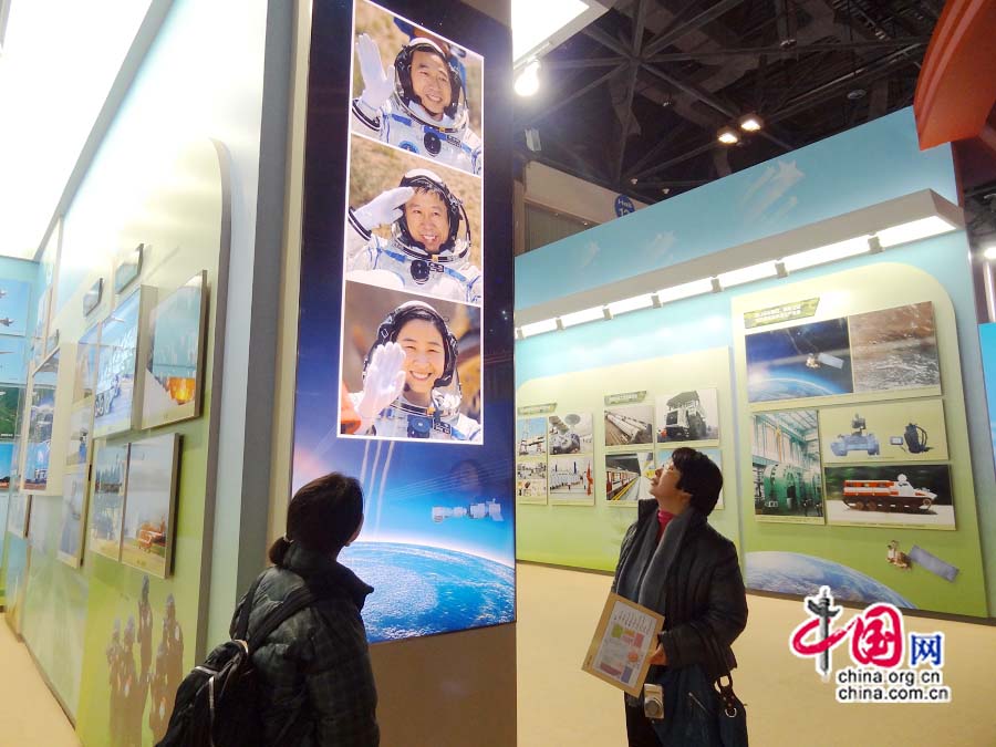 Les expertes japonaises devant les photos des les trois taïkonautes de Shenzhou 9. 
