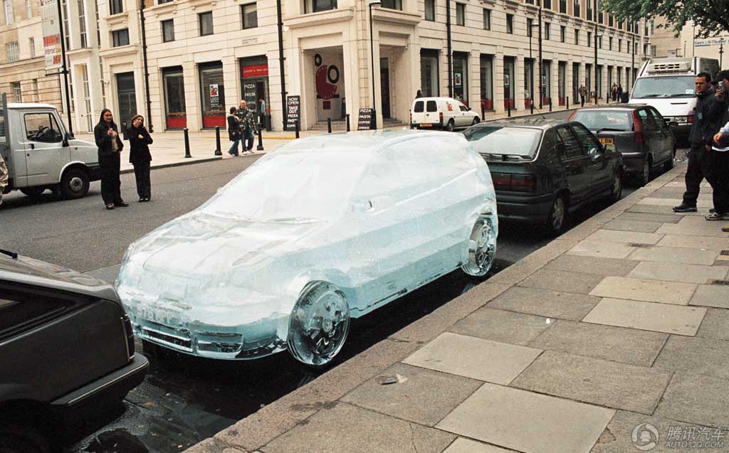 L'art hivernal : des voitures en glace