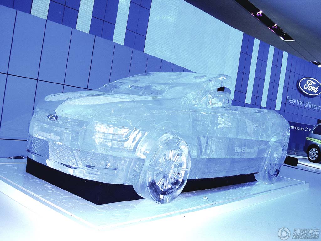 L'art hivernal : des voitures en glace (4)