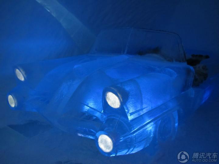 L'art hivernal : des voitures en glace (7)