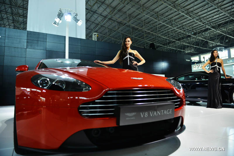 Une Aston Martin V8 Vantage exposée lors du 13e Salon international de l'automobile de Hangzhou, capitale de la province du Zhejiang (est), le 7 novembre 2012.  (Photo : Long Wei)