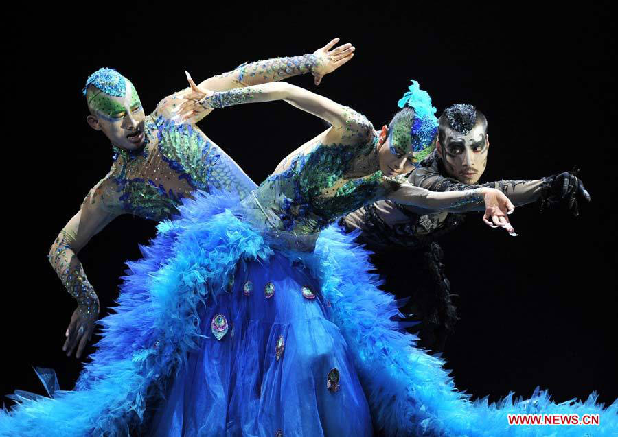 La célèbre danseuse chinoise Yang Liping lors d'une représentation du drame de la danse "Le Paon" à Qingdao, dans la province du Shandong (est de la Chine), le 7 novembre 2012.