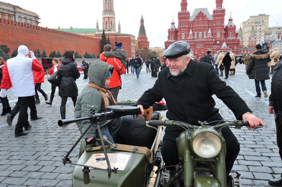 Des citoyens et des touristes se réunissent sur la Place Rouge à Moscou, capitale de la Russie, le 7 novembre 2012.