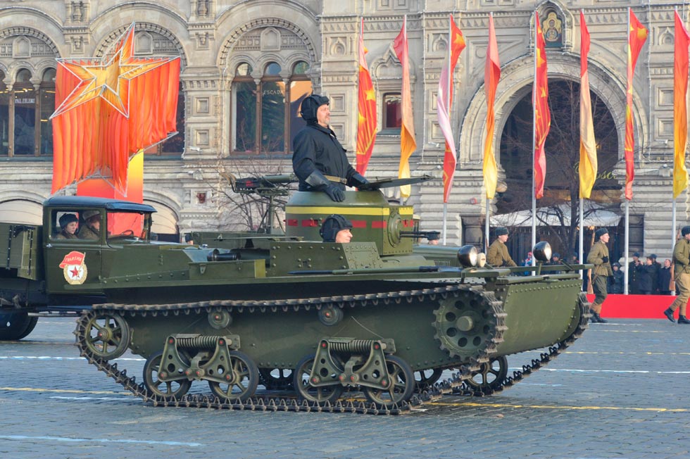 Un char d'assaut sur la Place Rouge pendant le défilé, le 7 novembre.