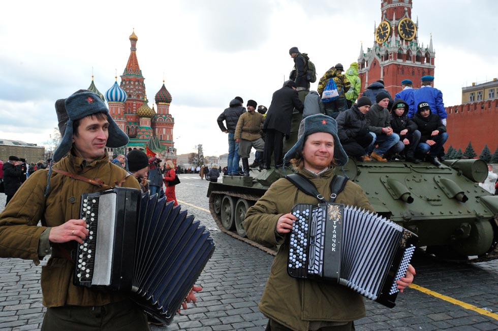 Des citoyens et des touristes se réunissent sur la Place Rouge à Moscou, capitale de la Russie, le 7 novembre 2012.