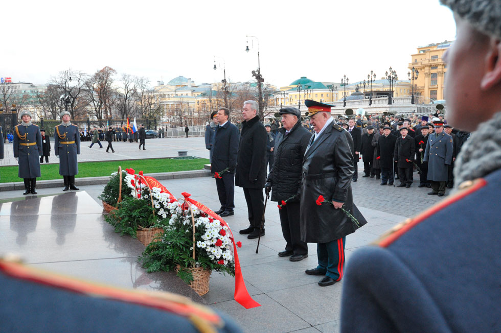 Sergueï Sobianine, maire de Moscou, dépose des gerbes pour commémorer le maréchal Joukov sur la Place Rouge à Moscou, capitale de la Russie, le 7 novembre 2012.