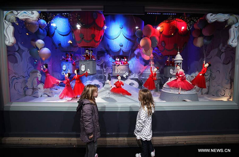 Inauguration des Vitrines de Noël du Printemps 2012 avec Marion Cotillard (8)