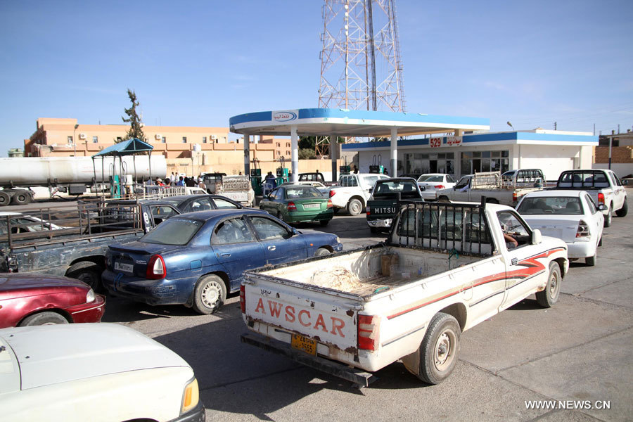 Voitures à une station-service à Bani Walid en Libye, le 10 novembre, soit 15 jours après la fin d'une opération militaire. Des centaines de Libyens et de travailleurs étrangers ont fui la ville le mois dernier, l'un des derniers bastions du régime de l'ancien dirigeant Mouammar Kadhafi.