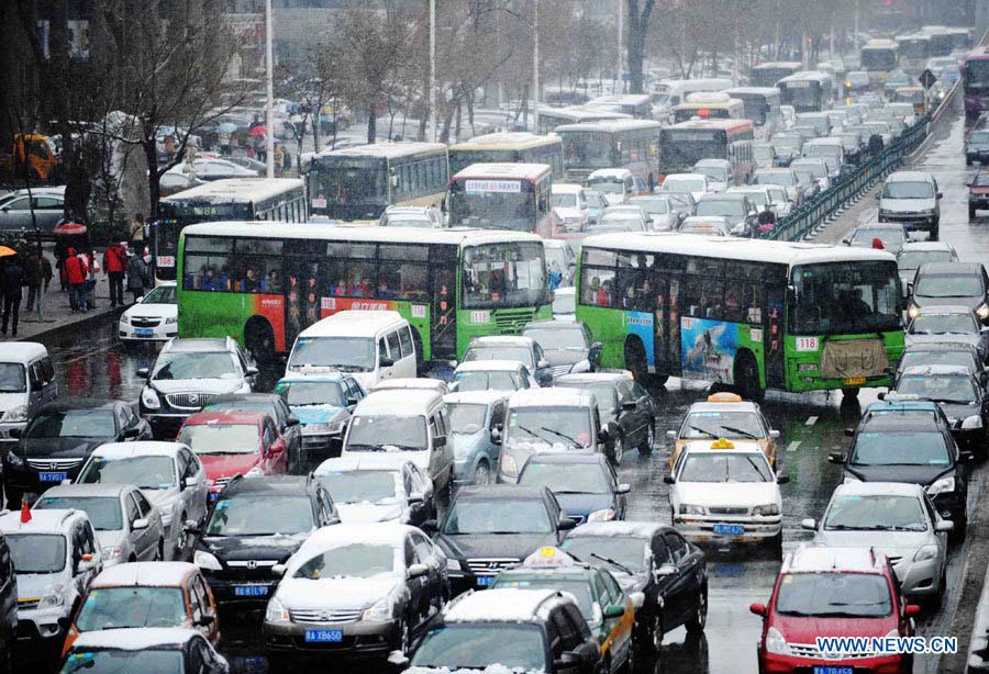 Des autoroutes et des écoles fermées dans le nord-est de la Chine en raison des tempêtes de neige (2)