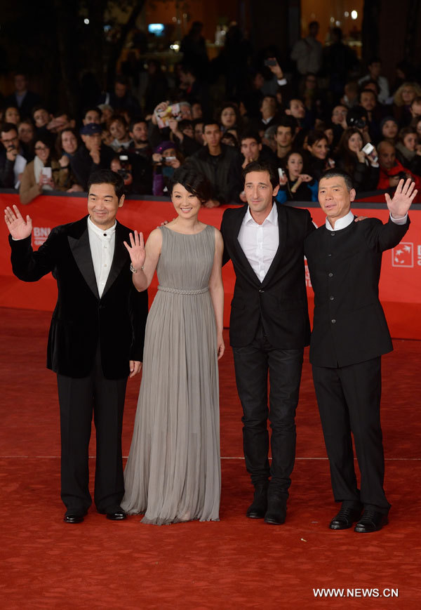  Le réalisateur chinois Feng Xiaogang et les acteurs Adrien Brody, Xu Fan et Zhang Guoli (de droite à gauche) posent sur le tapis rouge à l'occasion de la première du film "Back to 1942" au 7e Festival international du film de Rome, capitale italienne, le 11 novembre 2012. (Photo : Wang Qingqin)