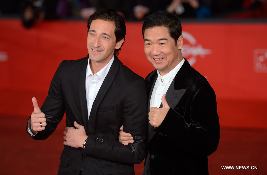 Les acteurs Adrien Brody (à gauche) et Zhang Guoli (à droite) posent sur le tapis rouge à l'occasion de la première du film "Back to 1942" au 7e Festival international du film de Rome, capitale italienne, le 11 novembre 2012. (Photo : Wang Qingqin)