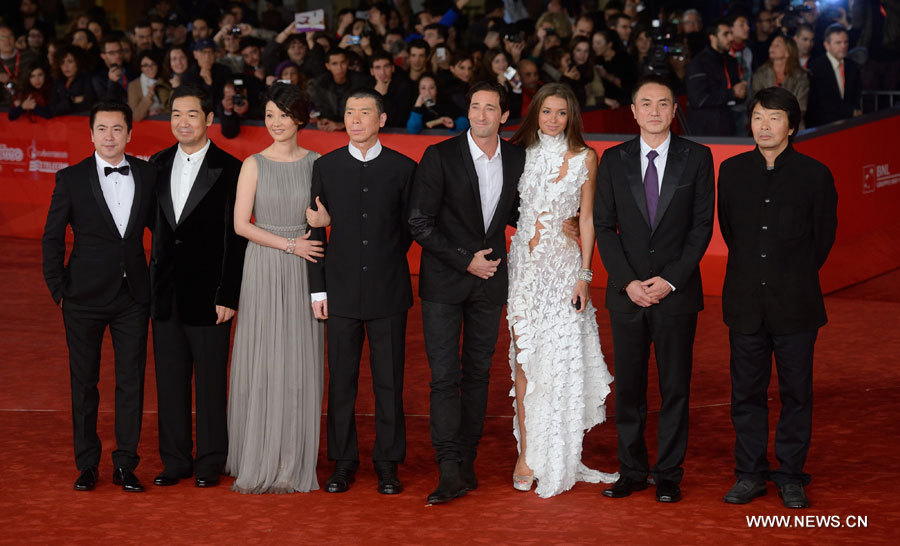 Le réalisateur chinois Feng Xiaogang (4e à gauche), accompagné d'acteurs et de créateurs, pose sur le tapis rouge à l'occasion de la première du film "Back to 1942" au 7e Festival international du film de Rome, capitale italienne, le 11 novembre 2012. (Photo : Wang Qingqin)