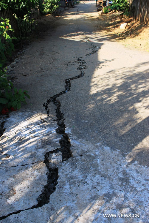 Une route fissurée, à Tabaitgine, épicentre d'un séisme qui a touché la région de Mandalay, au Myanmar, le 11 novembre 2012.