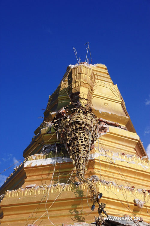 Une pagode endommagée, à Tabaitgine, épicentre d'un séisme qui a touché la région de Mandalay, au Myanmar, le 11 novembre 2012. 