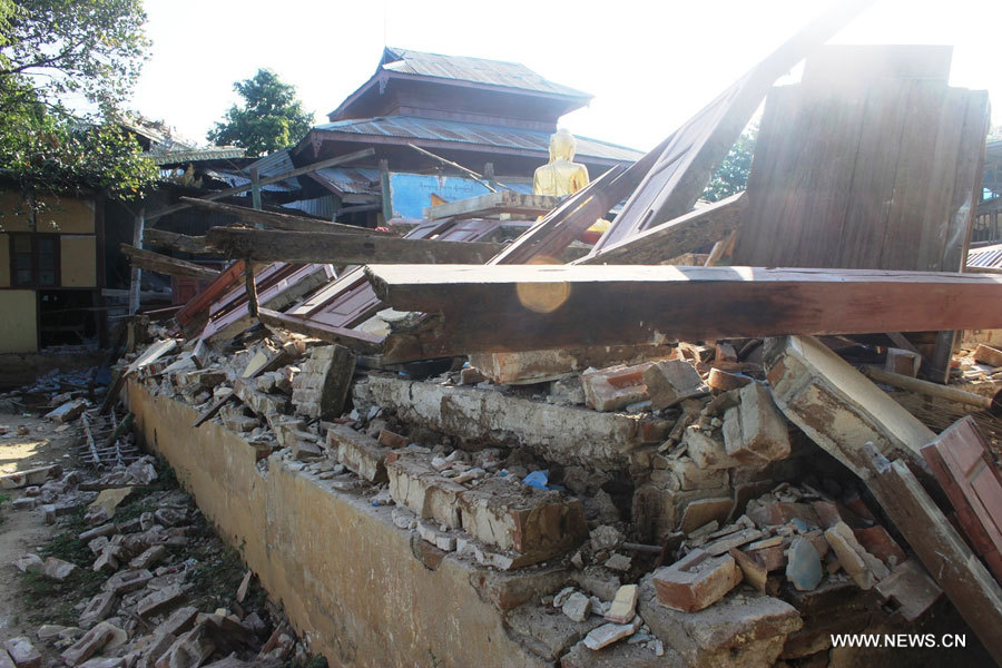 Une maison effondrée, à Tabaitgine, épicentre d'un séisme qui a touché la région de Mandalay, au Myanmar, le 11 novembre 2012. 