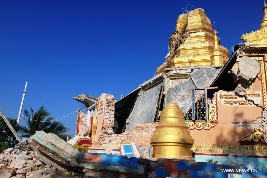Une pagode endommagée, à Tabaitgine, épicentre d'un séisme qui a touché la région de Mandalay, au Myanmar, le 11 novembre 2012. 