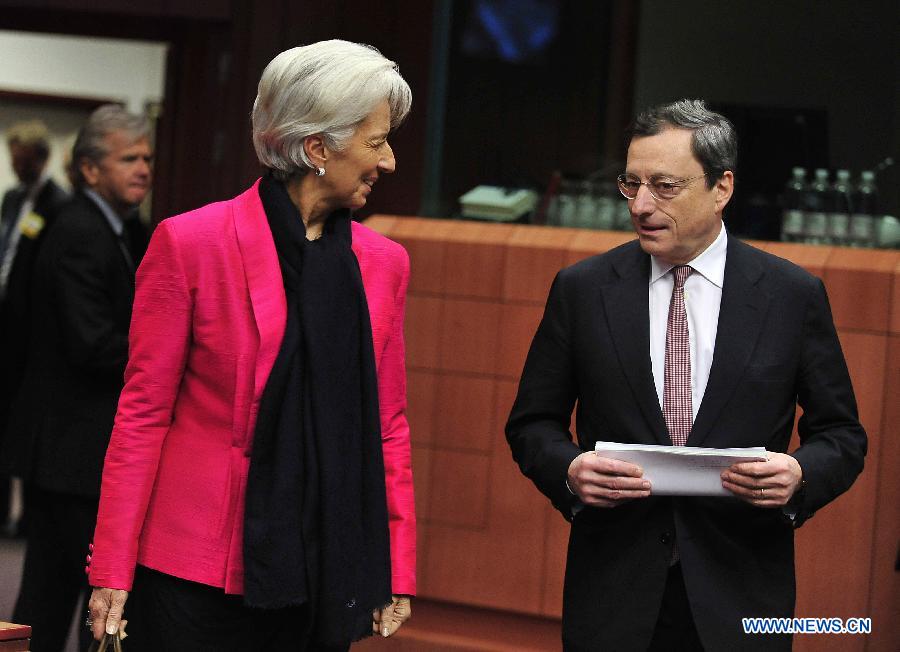 La directrice générale du Fonds monétaire international Christine Lagarde et le président de la Banque centrale européenne Mario Draghi s'entretiennent avant une réunion de l'Eurogroupe au siège de l'UE, à Bruxelles, capitale de la Belgique, le 12 novembre 2012. Les ministres des Finances de la zone euro se sont réunis lundi pour discuter de la situation de la dette en Grèce.