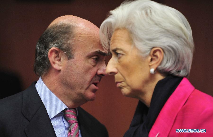 La directrice générale du Fonds monétaire international Christine Lagarde et le ministre espagnol de l'Economie Luis de Guindos avant une réunion de l'Eurogroupe au siège de l'UE, à Bruxelles, capitale de la Belgique, le 12 novembre 2012. Les ministres des Finances de la zone euro se sont réunis lundi pour discuter de la situation de la dette en Grèce.